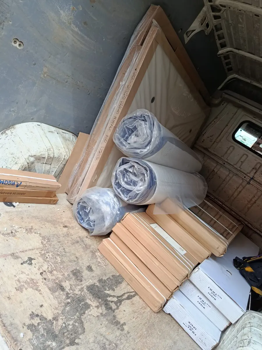 Muebles y colchones cargados en una furgoneta