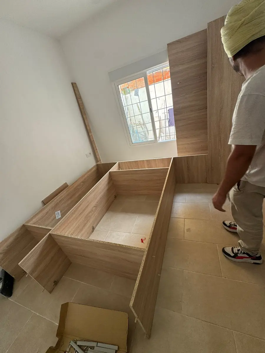 Mueble en proceso de montaje